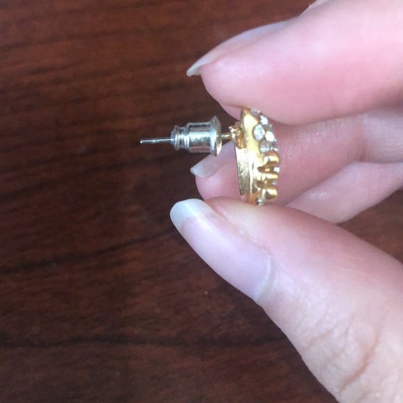 Hello kitty in a crown studs - Picture 5 of 5